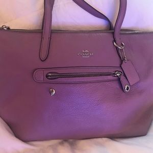 Coach leather shoulder bag.